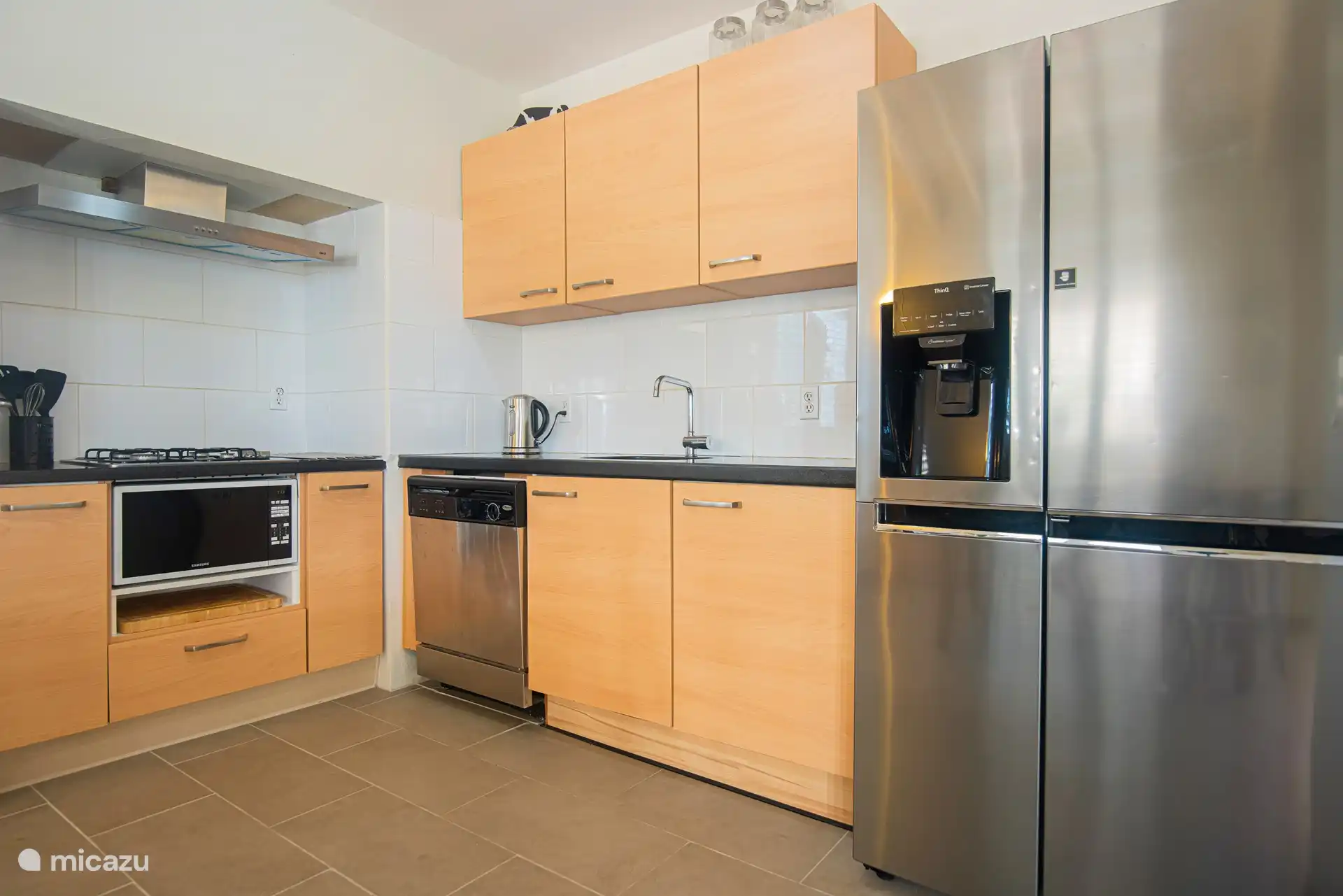 Cuisine avec appareils électroménagers intégrés et combiné réfrigérateur-congélateur avec distributeur d'eau et glaçons