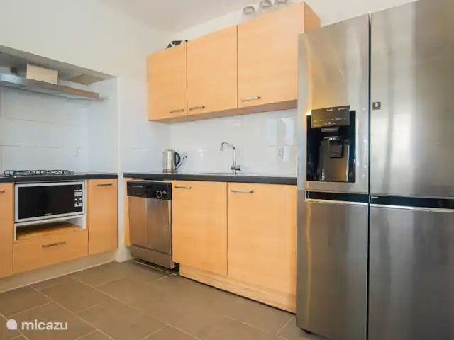 Location de Vacances Aruba, Paradera, Modanza, villa - Villa La Granda Cuisine avec appareils électroménagers intégrés et combiné réfrigérateur-congélateur avec distributeur d'eau et glaçons