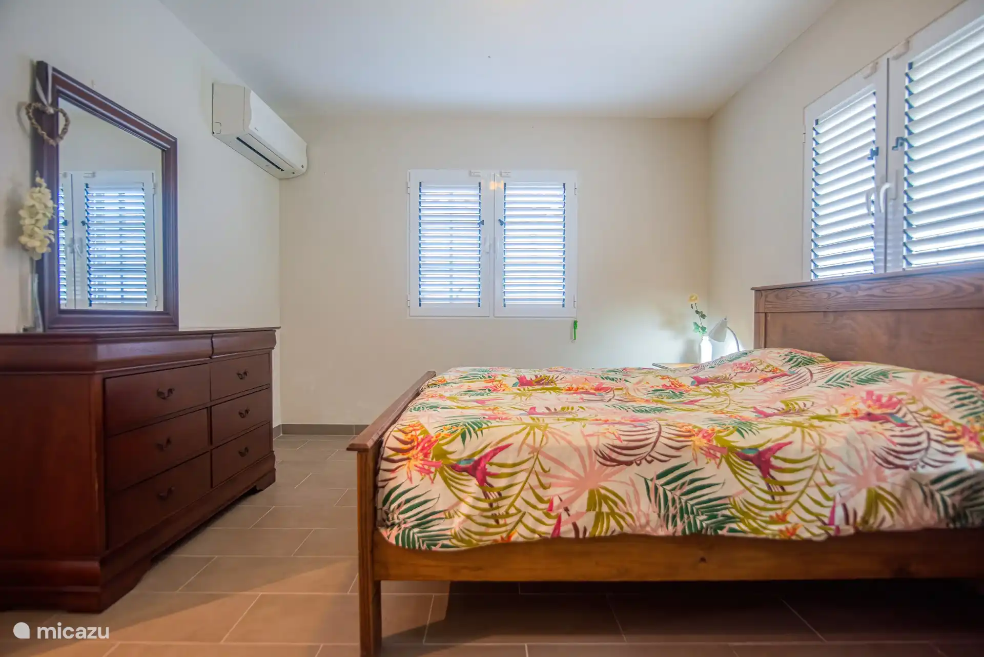 La chambre principale de 18 m² avec un lit king-size de 200 x 180 cm et une salle de bain attenante