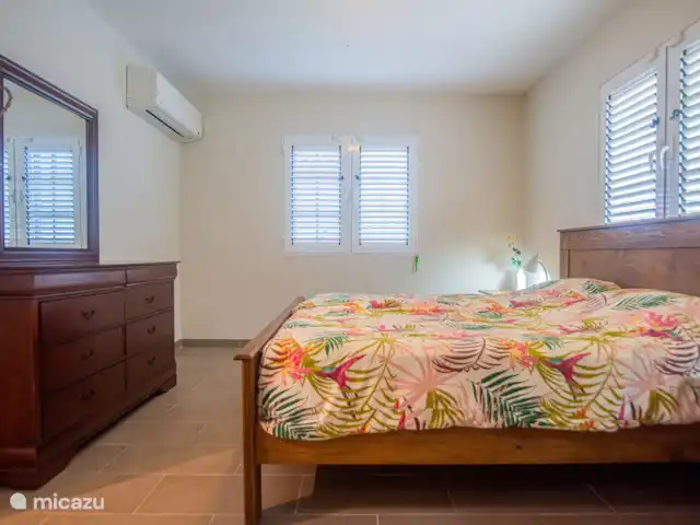 Location de Vacances Aruba, Paradera, Modanza, villa - Villa La Granda La chambre principale de 18 m² avec un lit king-size de 200 x 180 cm et une salle de bain attenante
