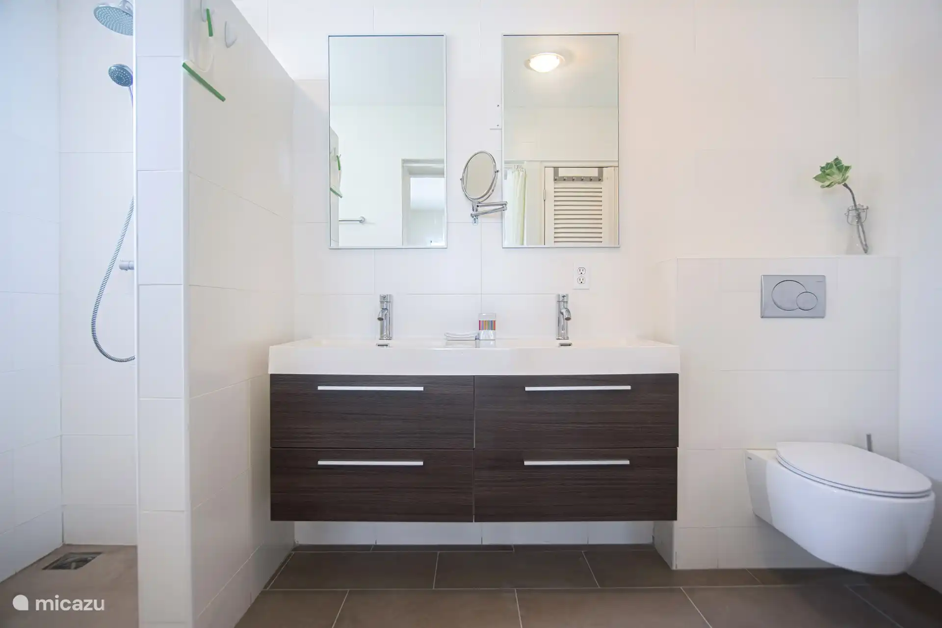 Salle de bain 1 avec douche à l'italienne, vasque et WC