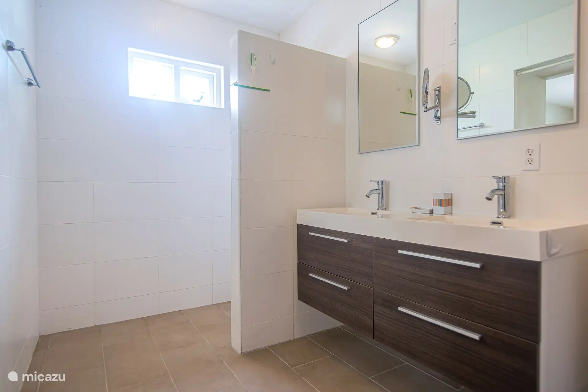 Salle de bain 1 avec douche à l'italienne, vasque et WC