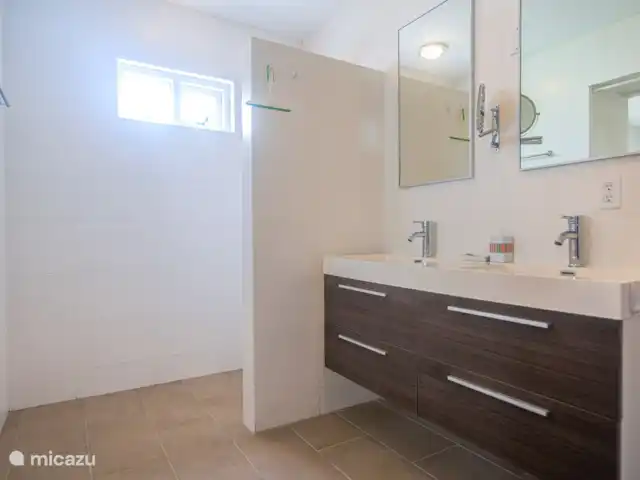 Location de Vacances Aruba, Paradera, Modanza, villa - Villa La Granda Salle de bain 1 avec douche à l'italienne, vasque et WC