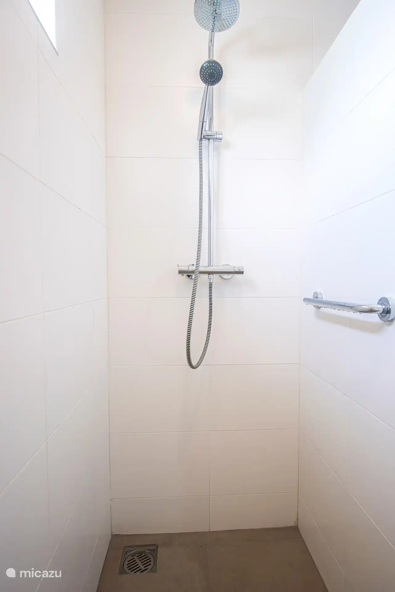 Salle de bain 1 avec douche à l'italienne, vasque et WC