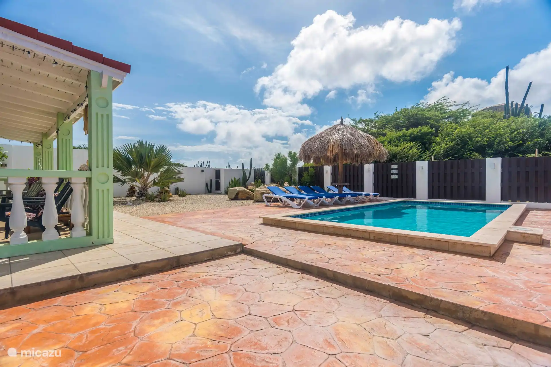 La cour avec 6 transats