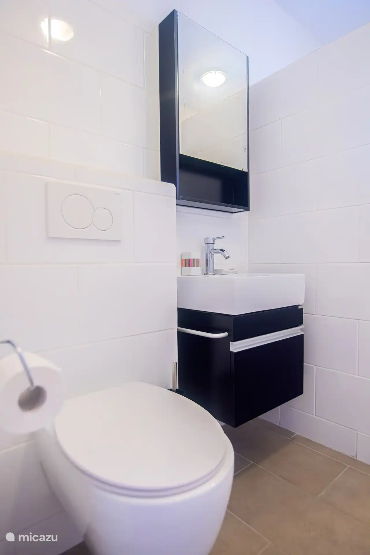 Salle de bain 2 avec douche à l'italienne, vasque et WC