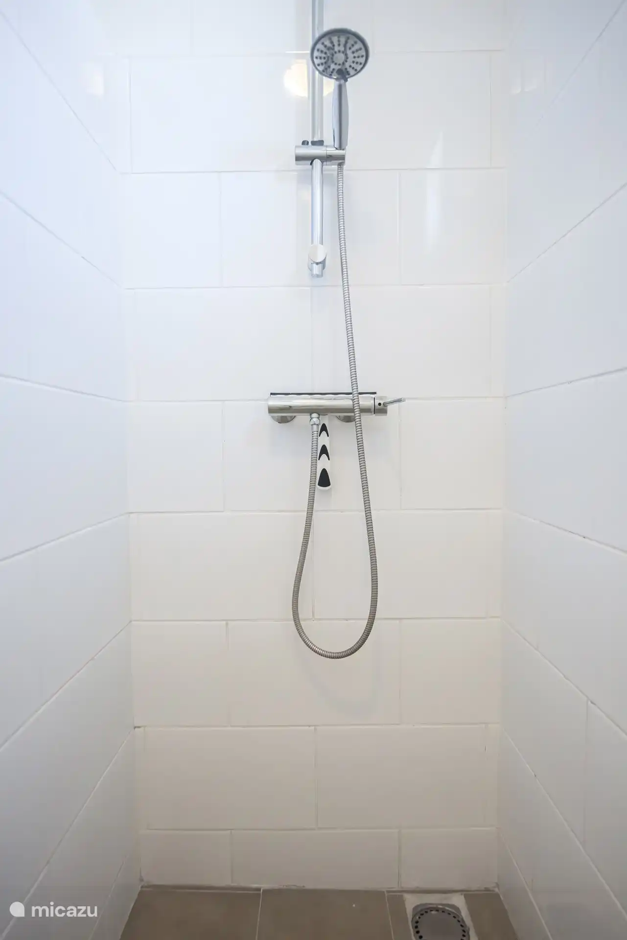 Salle de bain 2 avec douche à l'italienne, vasque et WC