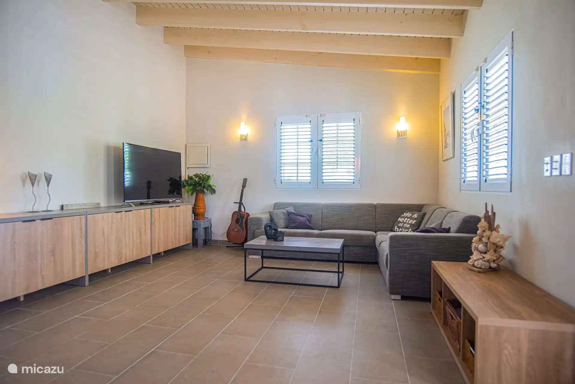 Le salon avec une télévision intelligente avec ESPN (football de première division), Viaplay (Formule 1) et chaînes néerlandaises et étrangères 