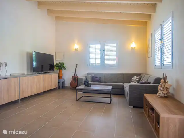 Location de Vacances Aruba, Paradera, Modanza, villa - Villa La Granda Le salon avec une télévision intelligente avec ESPN (football de première division), Viaplay (Formule 1) et chaînes néerlandaises et étrangères