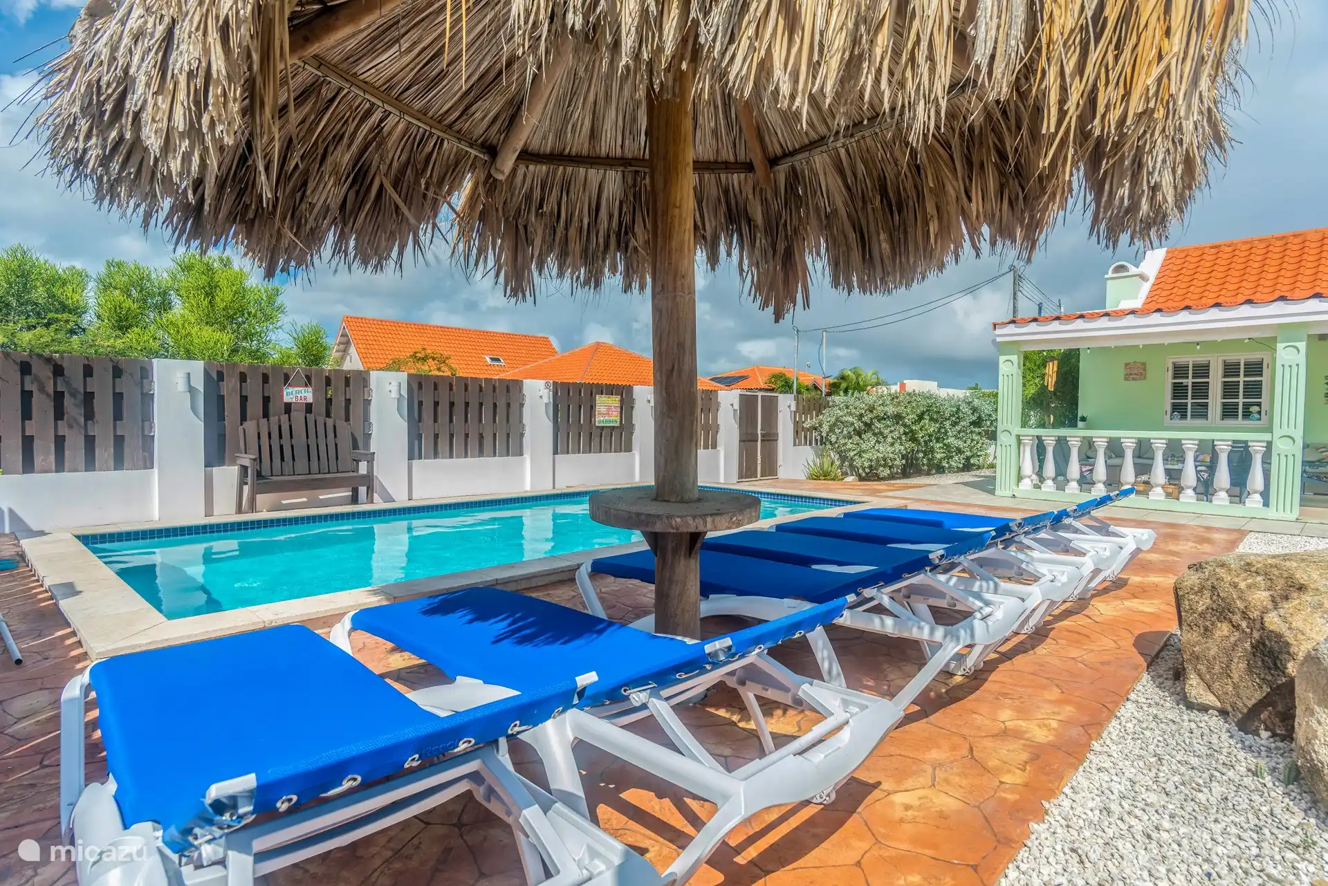 La piscine avec 6 transats