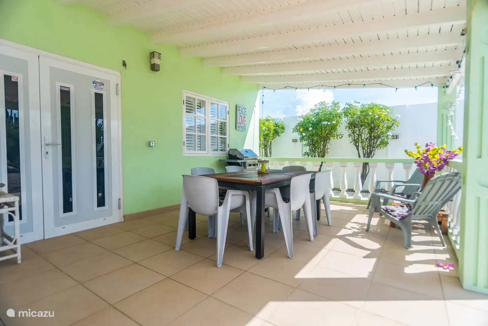 La table à manger sous la véranda