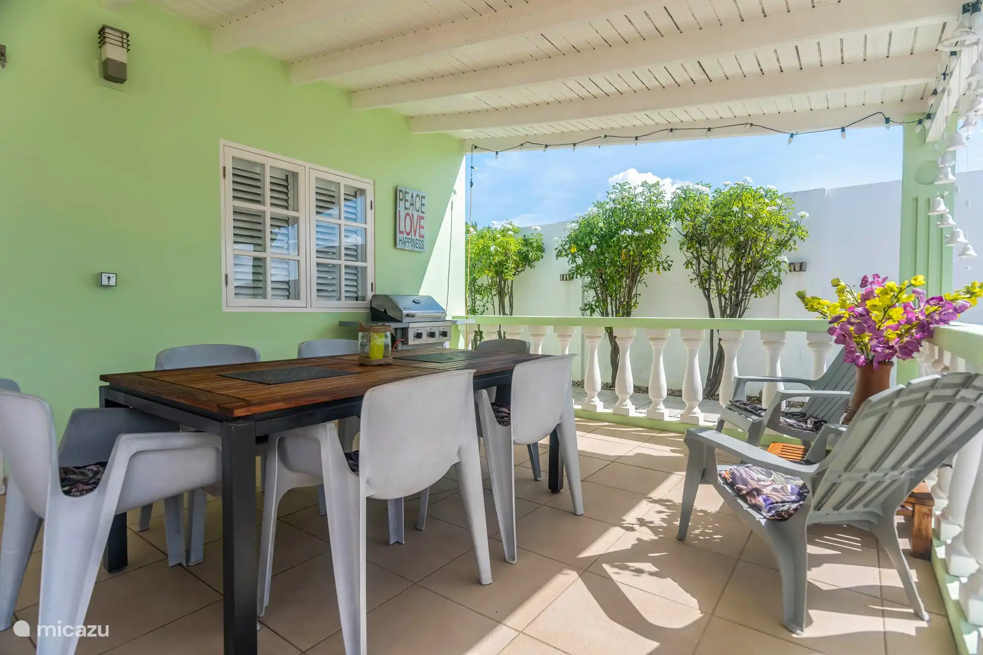 Le coin repas avec BBQ