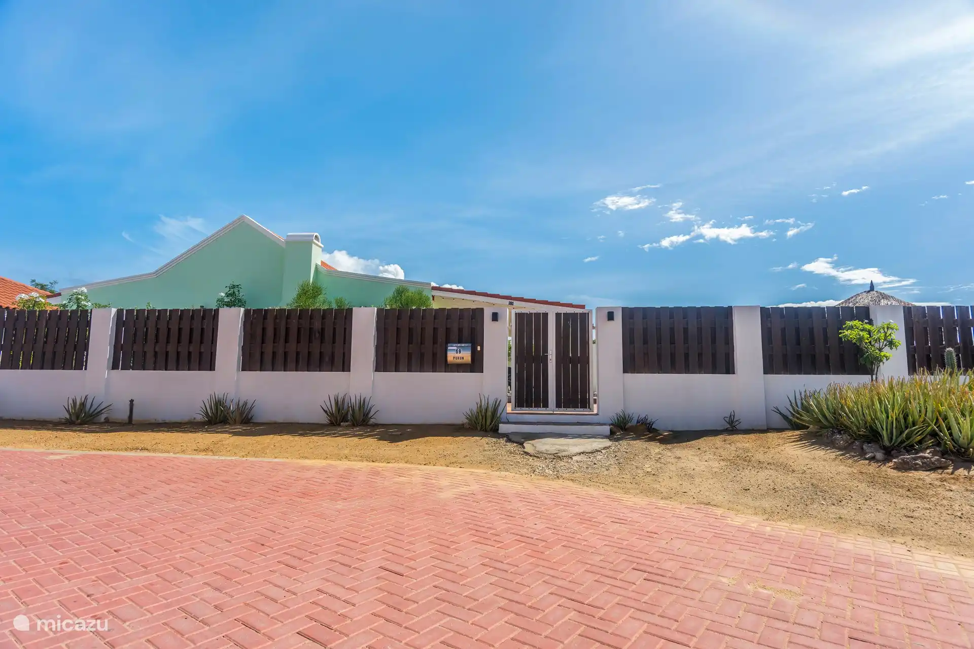 L'extérieur depuis la rue