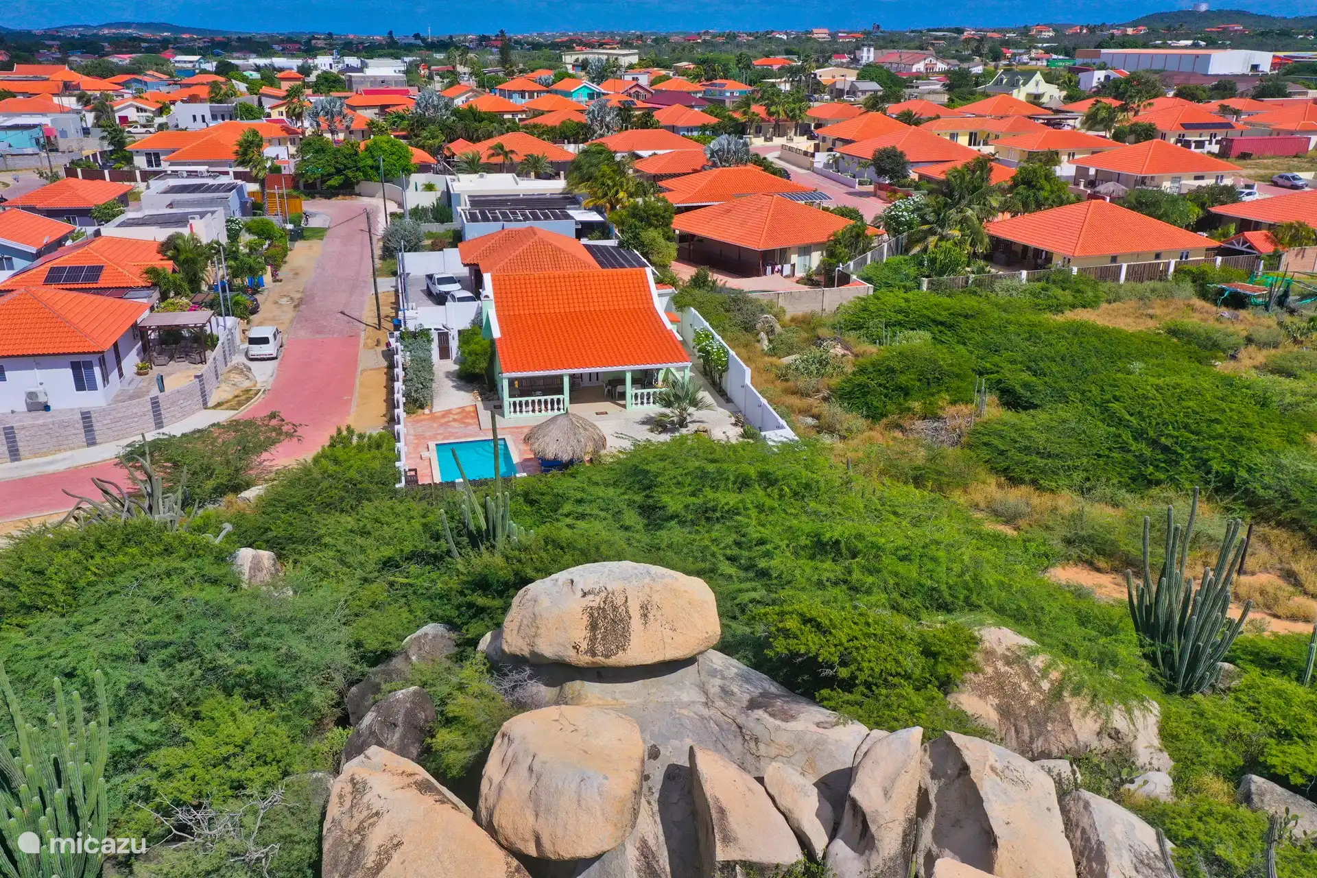 Derrière notre maison se trouve un espace vert avec de gros rochers, garantie de calme et d'intimité.