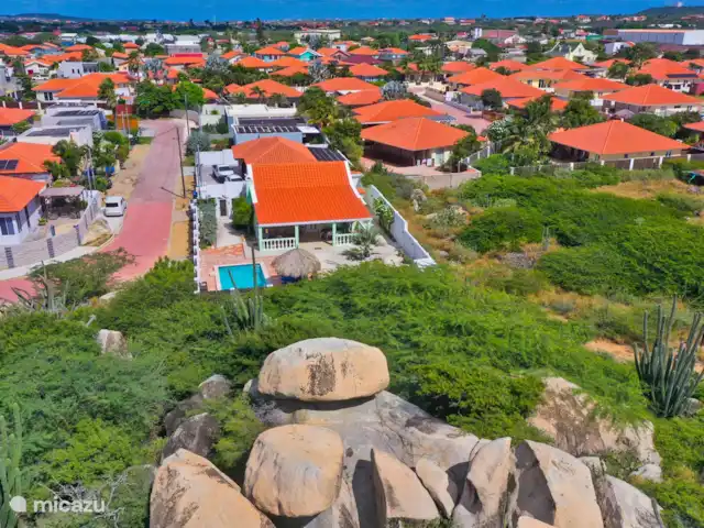 Location de Vacances Aruba, Paradera, Modanza, villa - Villa La Granda Derrière notre maison se trouve un espace vert avec de gros rochers, garantie de calme et d'intimité.