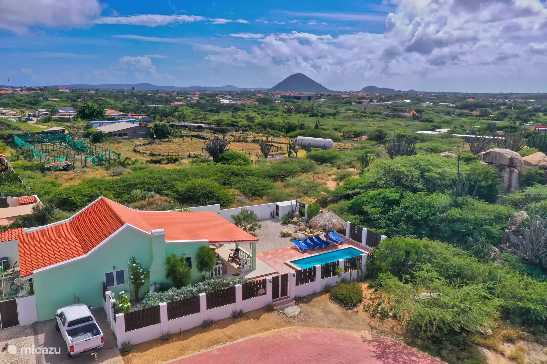 Photo prise par drone de la zone derrière notre maison avec le Hooiberg