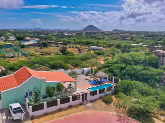 Location de Vacances Aruba, Paradera, Modanza, villa - Villa La Granda Photo prise par drone de la zone derrière notre maison avec le Hooiberg