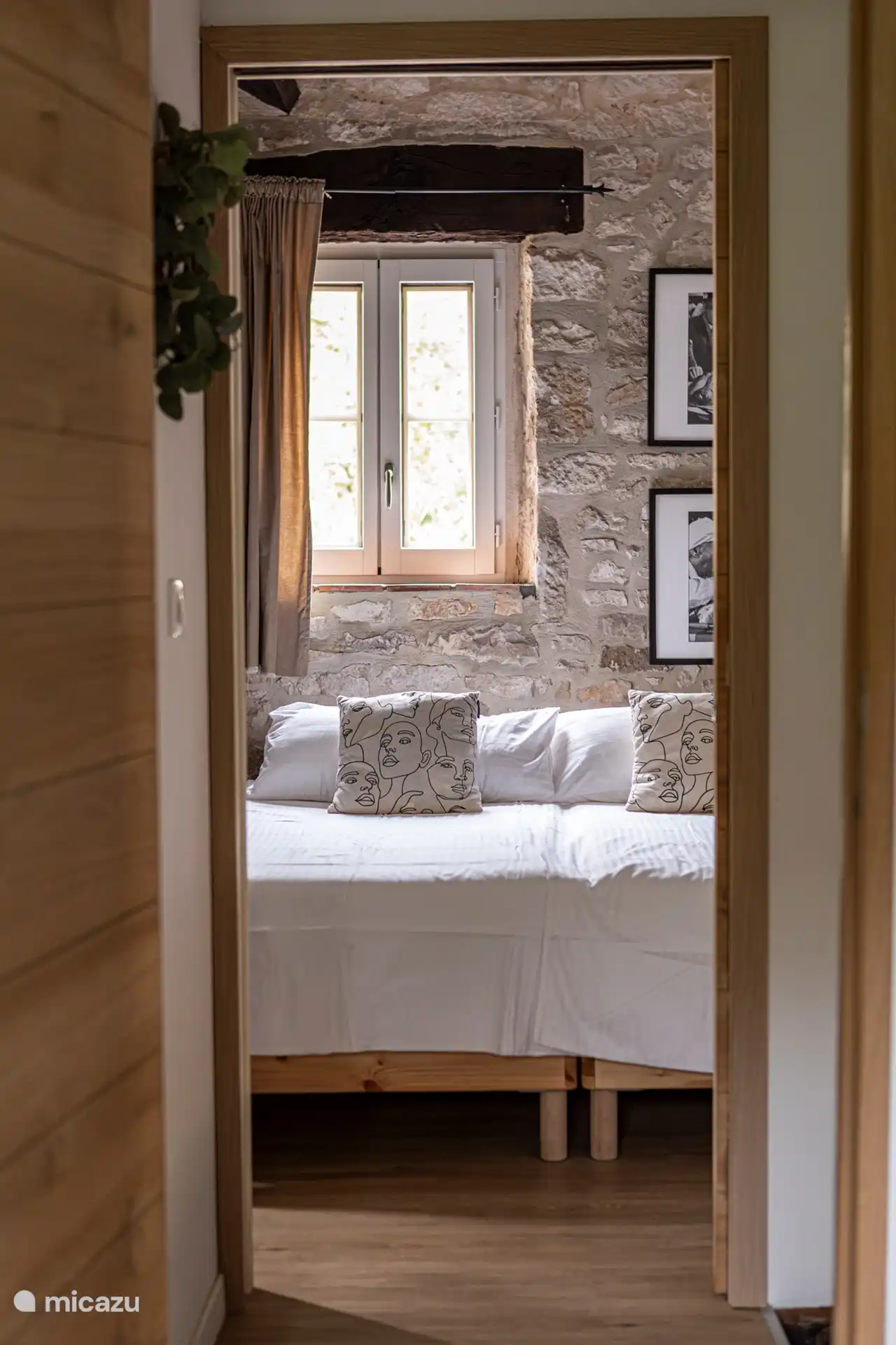 Blick vom Flur auf das Hauptschlafzimmer