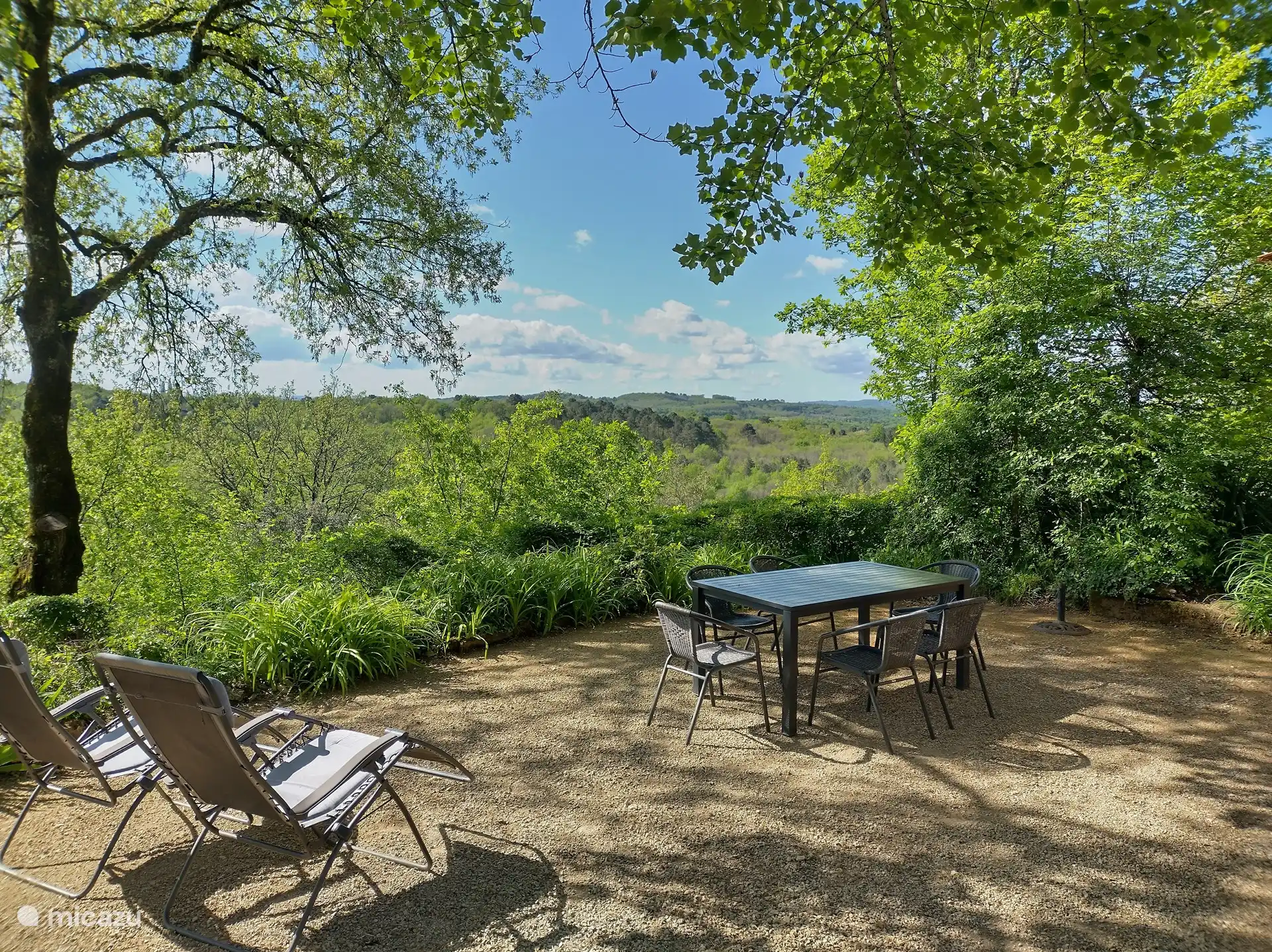 Terrasse mit herrlichem Blick über das Tal