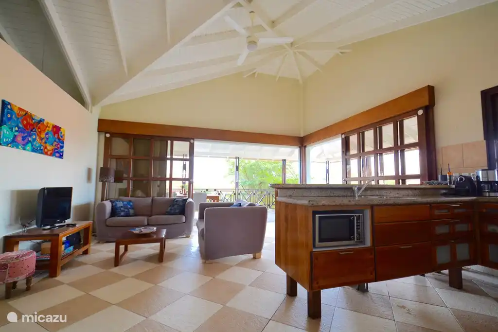 La villa - le salon et la véranda avec vue sur le lac Flamingo