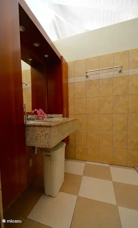 Le maître a une salle de bain privée. Les 2 autres chambres partagent une salle de bain. Il y a des toilettes invités séparées !