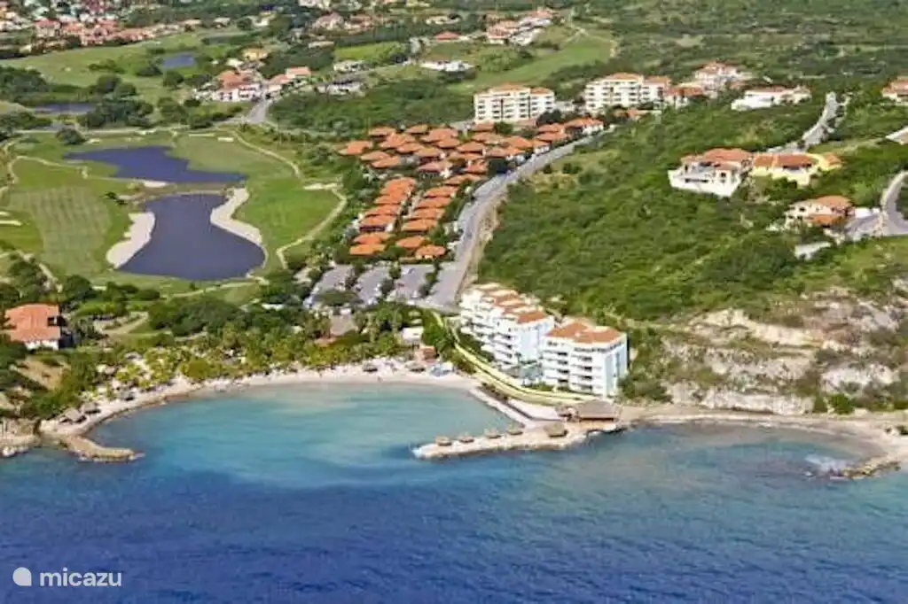 Blue Bay Village - notre villa à l'étage numéro 5 est située directement en face de la plage