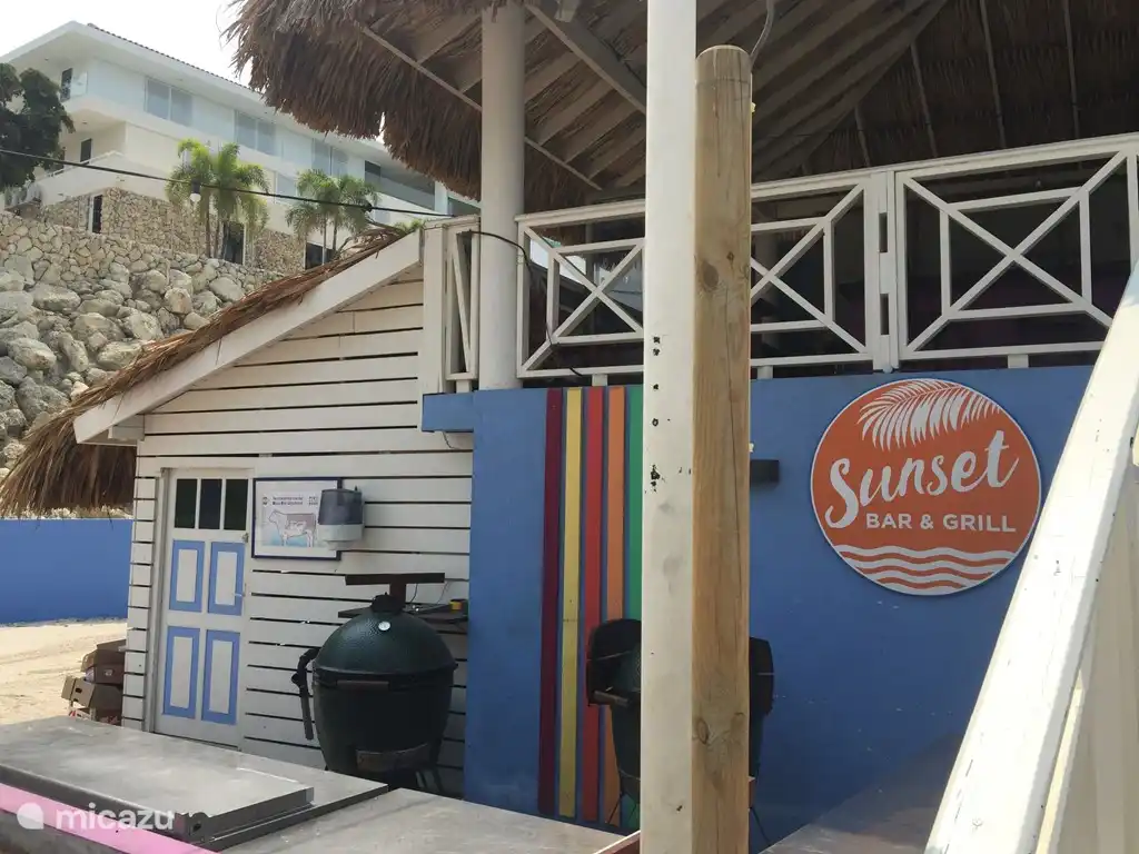 Happy Hour au coucher du soleil sur la plage de Blue Bay