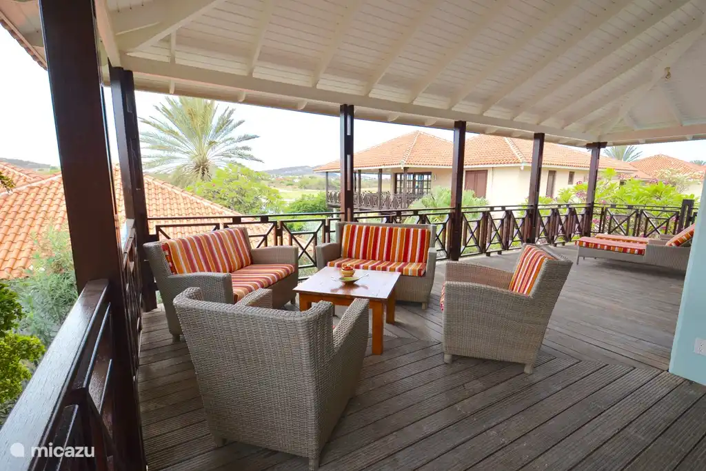 Belle assise sur le porche avec toujours une belle brise !