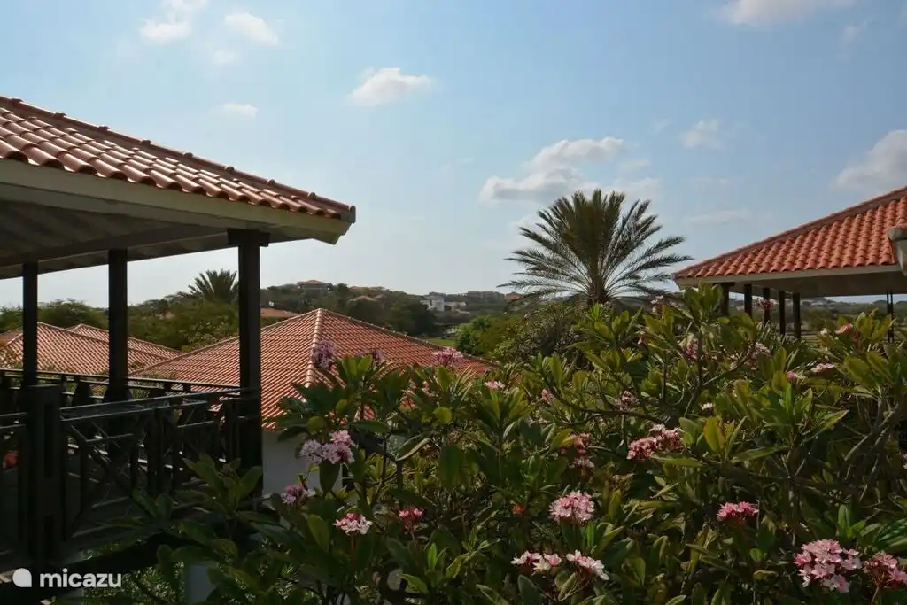 La vue d'un côté de la véranda de la villa supérieure