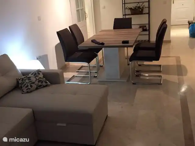 Location de Vacances Espagne, Costa del Sol, Benalmádena, appartement - Appartement ensoleillé sur la plage salle à manger et salon - avec canapé-lit, table basse, TV écran plat, lecteur CD, 6 chaises et table