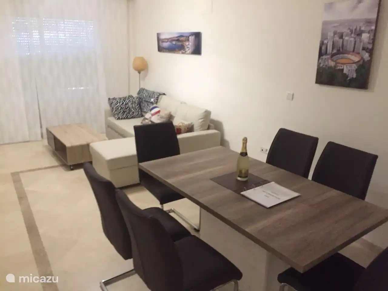 Woonkamer met practische tafel en stoelen; sofa voor de luie uurtjes voor de TV met alle mogelijke tv-kanalen!