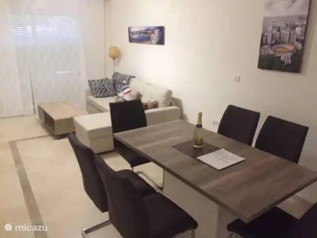 Location de Vacances Espagne, Costa del Sol, Benalmádena, appartement - Appartement ensoleillé sur la plage Salon avec table et chaises pratiques ; canapé pour des heures de farniente devant la télé avec toutes les chaînes de télévision possibles !
