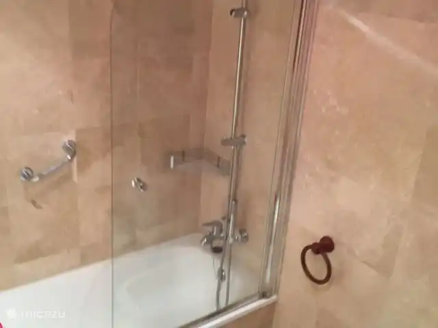 Location de Vacances Espagne, Costa del Sol, Benalmádena, appartement - Appartement ensoleillé sur la plage Salle de bain principale - maintenant l’ancien cadre ; sera renouvelé en mars 2025