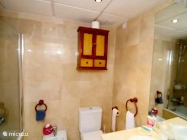 Location de Vacances Espagne, Costa del Sol, Benalmádena, appartement - Appartement ensoleillé sur la plage salle de bain 1 - Baignoire avec douche, WC, bidet, lavabo - Serviettes de bain incluses - A renouveler en mars 2025