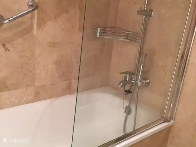 Location de Vacances Espagne, Costa del Sol, Benalmádena, appartement - Appartement ensoleillé sur la plage la salle de bain principale - à rénover en mars 2025, avec douche à l’italienne