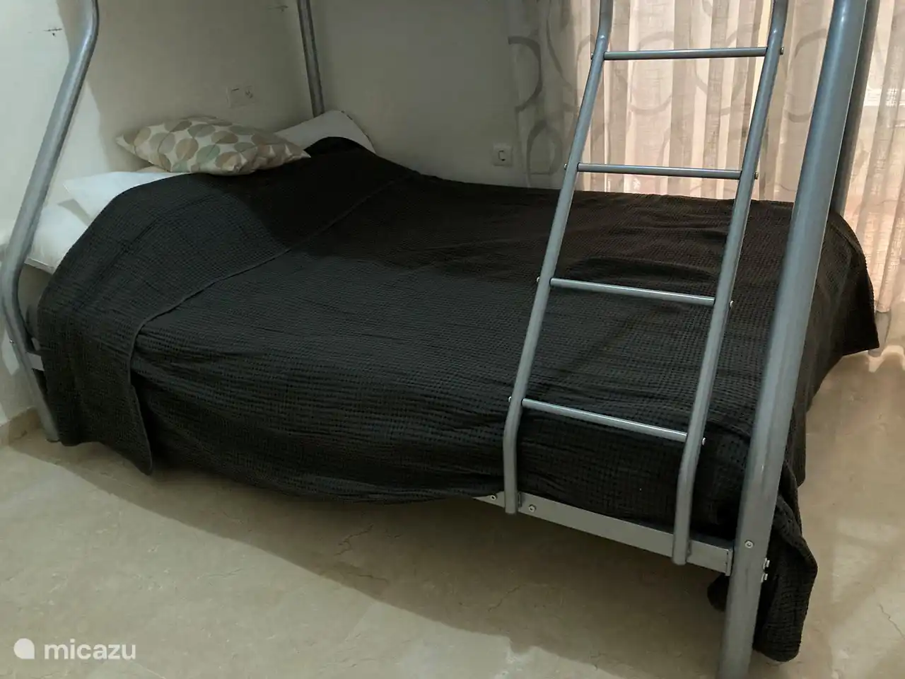 Tweede slaapkamer, met stapelbed: bovenaan 1-persoons; onderaan 2-persoonsbed van 1.40m breed