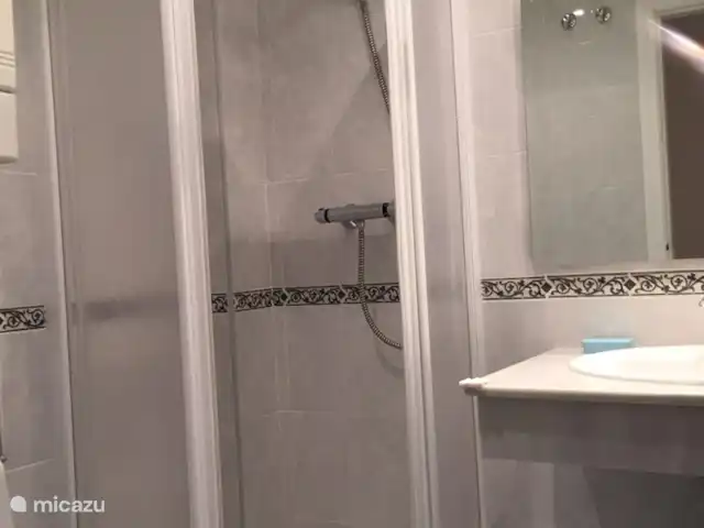 Location de Vacances Espagne, Costa del Sol, Benalmádena, appartement - Appartement ensoleillé sur la plage Une deuxième salle de bain - lavabo, toilettes, douche - sera entièrement rénovée en 2025 avec une douche à l’italienne plus grande