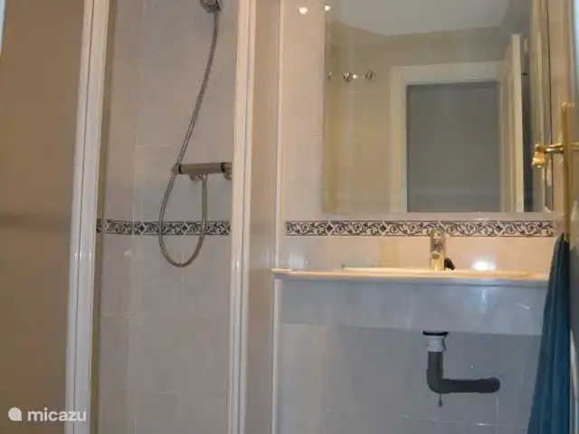Location de Vacances Espagne, Costa del Sol, Benalmádena, appartement - Appartement ensoleillé sur la plage Une deuxième salle de bain - lavabo, toilettes, douche - sera entièrement rénovée en 2025 avec une douche à l’italienne plus grande