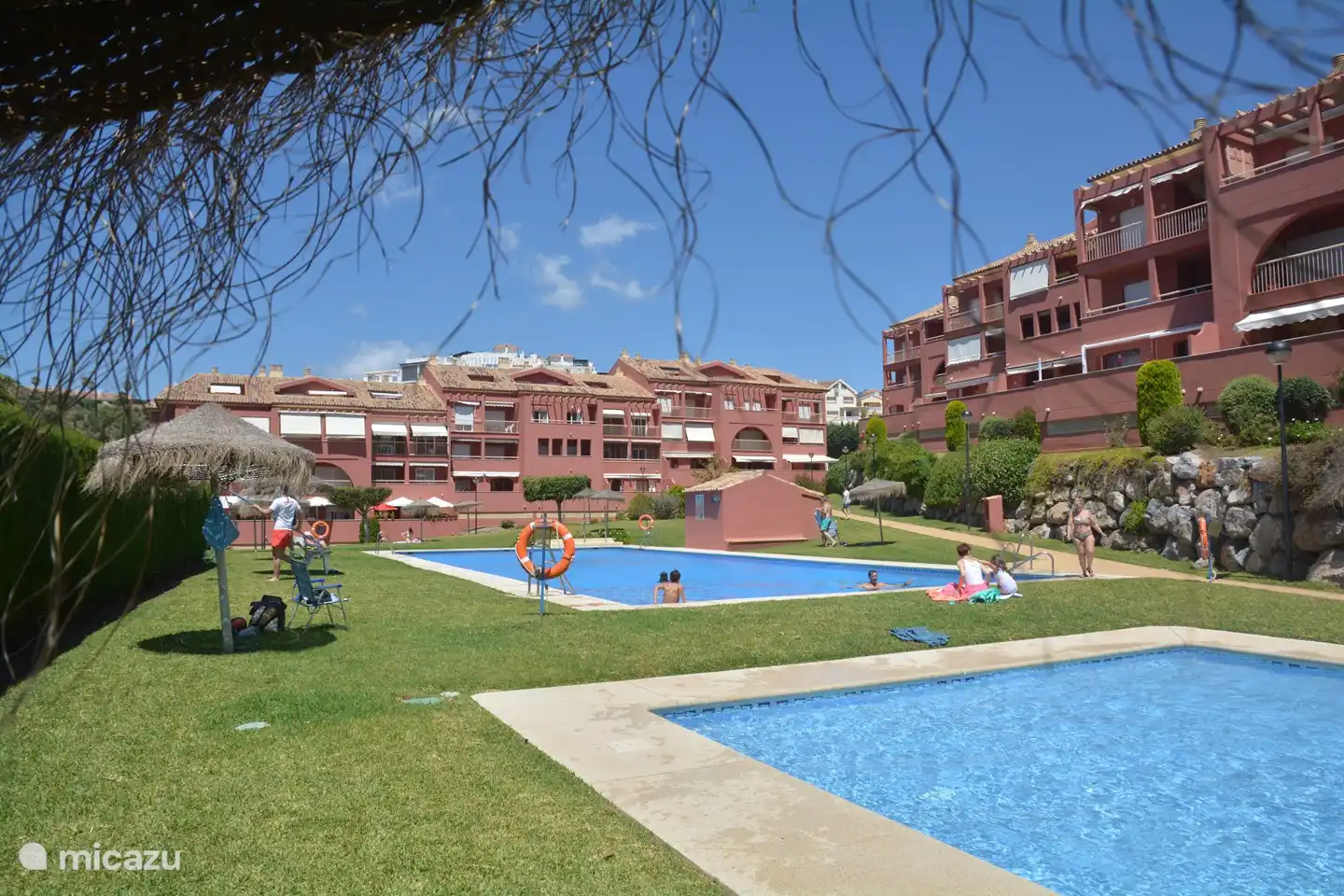 Het grote zwembad en kleine kinderzwembad in de tuin 