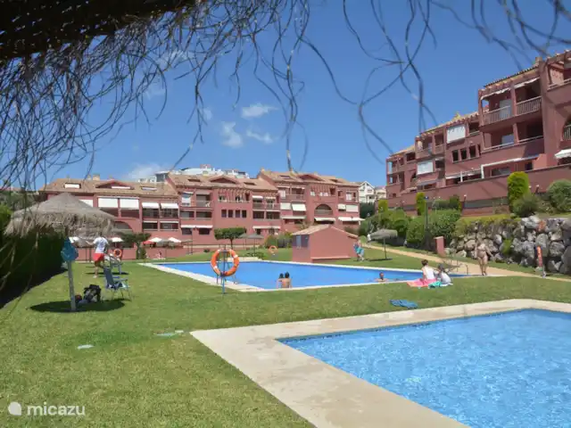 Location de Vacances Espagne, Costa del Sol, Benalmádena, appartement - Appartement ensoleillé sur la plage La grande piscine et le petit bassin pour enfants dans le jardin