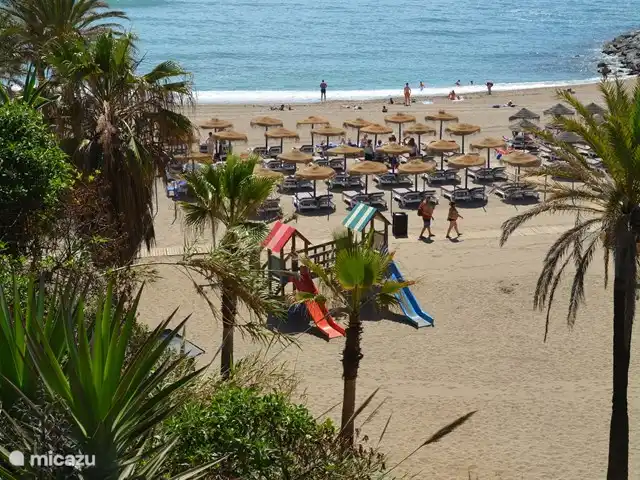 Location de Vacances Espagne, Costa del Sol, Benalmádena, appartement - Appartement ensoleillé sur la plage Vue sur la plage de l’autre côté - transats et parasols (payants) avec un agréable bar / restaurant à proximité