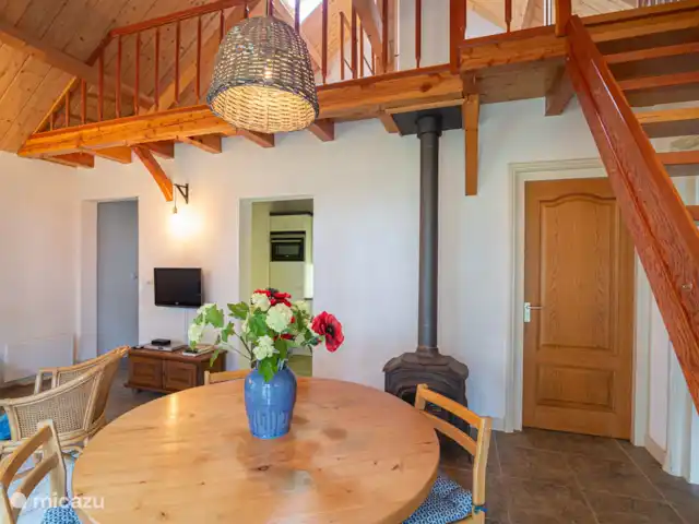 Le Coquelicot | France, Dordogne, Clermont-de-Beauregard - maison de vacances Coin repas avec beau poêle à bois