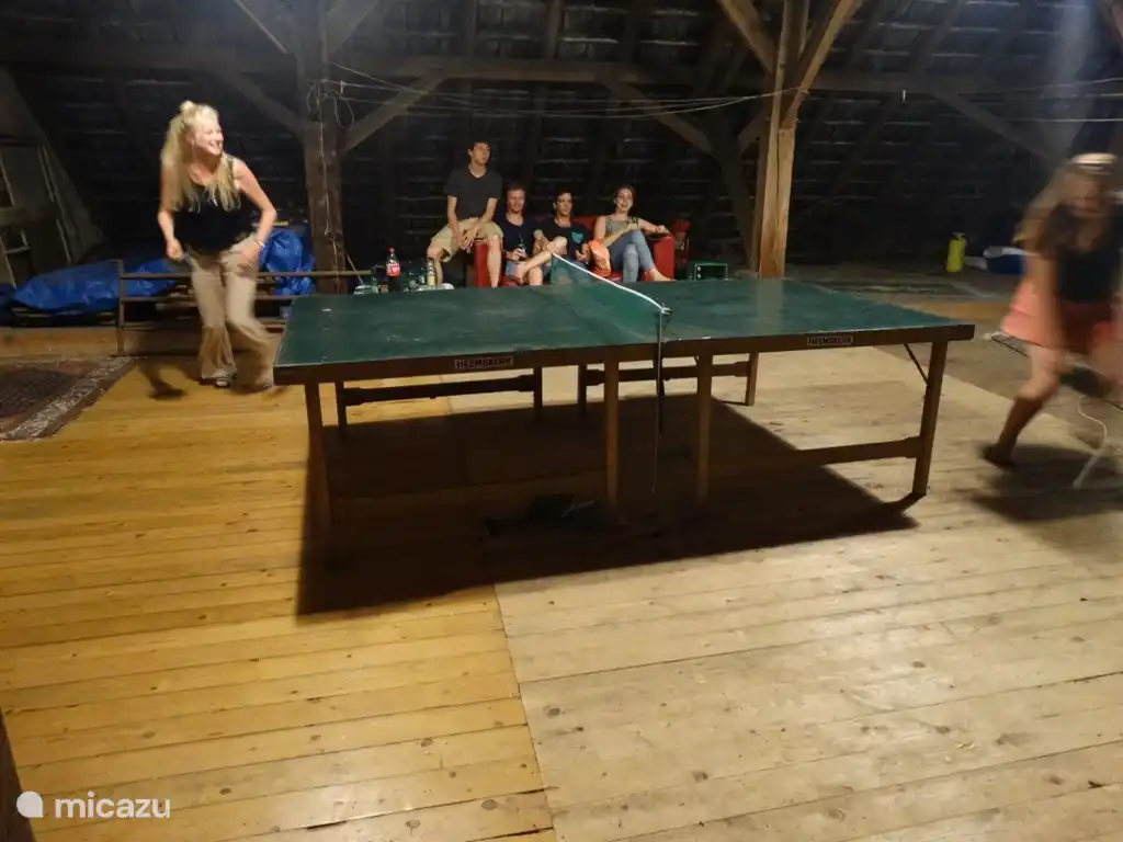 Tischtennis auf dem Heuboden