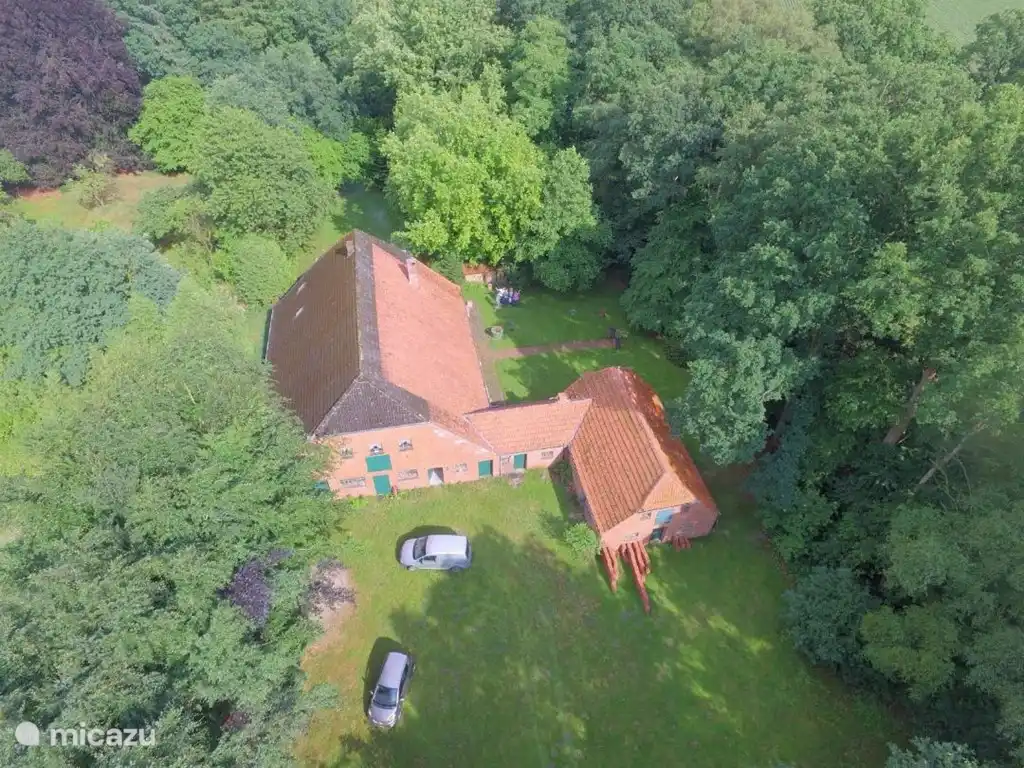 Das Bauernhaus ist gemütlich im Grün versteckt