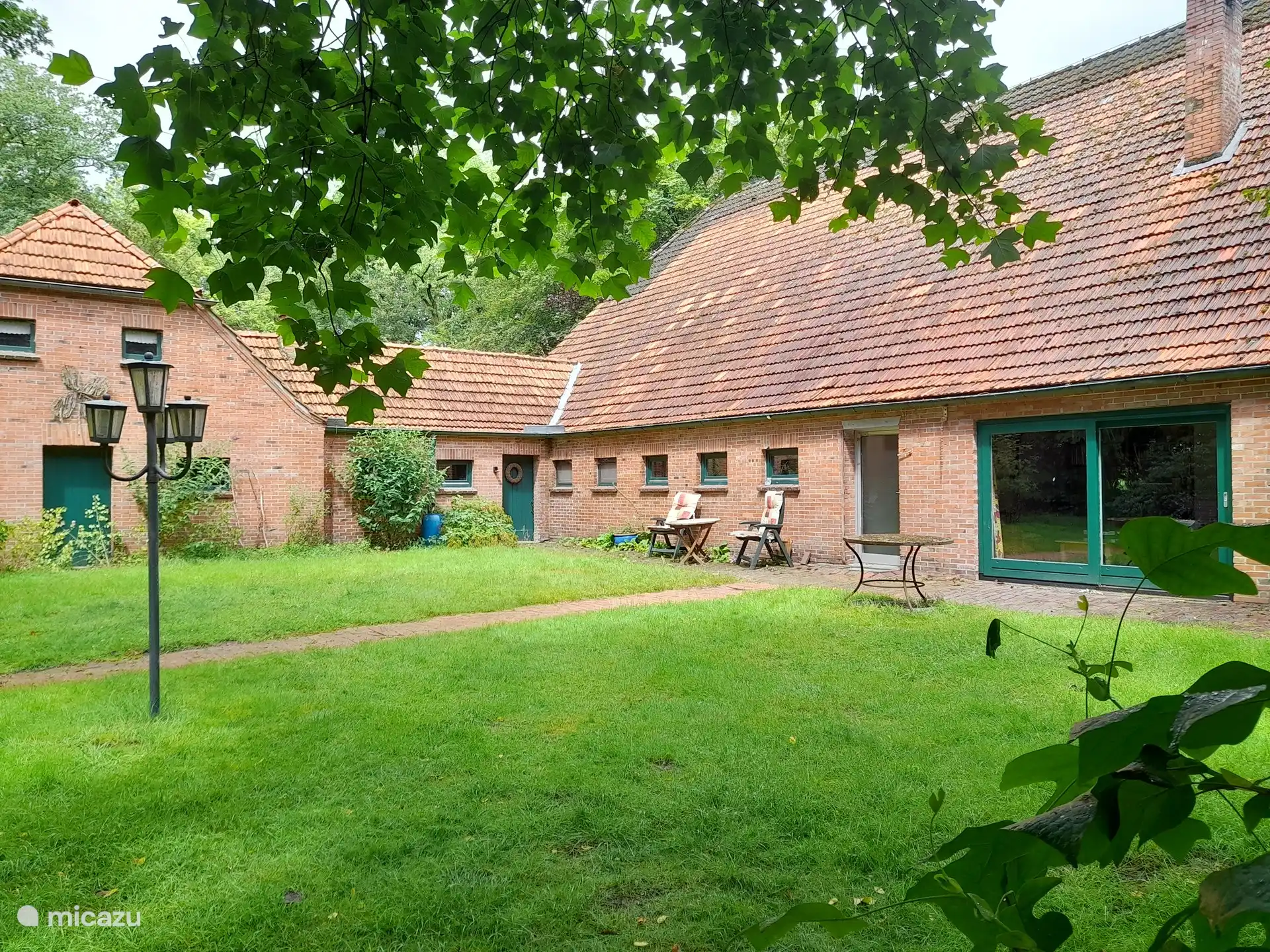 Rückseite mit Schiebetüren und Hintertür