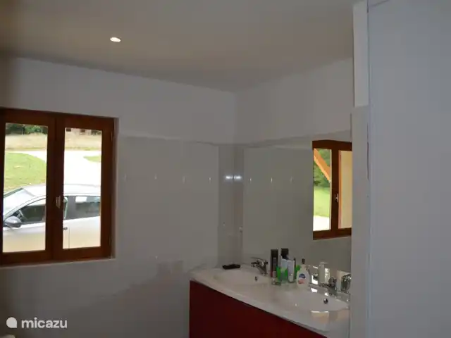 Location de Vacances France, Dordogne, Perigueux, maison de vacances - Maisonlagarde Une des deux salles de bain de Maisonlagarde.