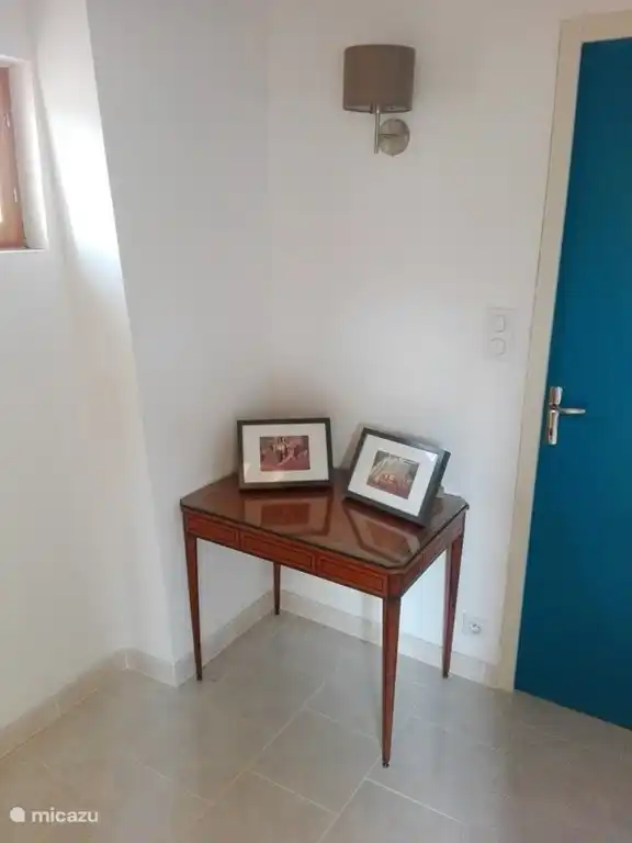 Landung mit Zugang zum Badezimmer.