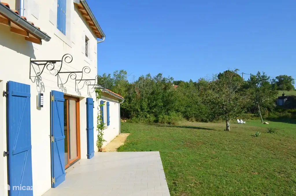 Die Terrasse und ein Teil des Gartens.