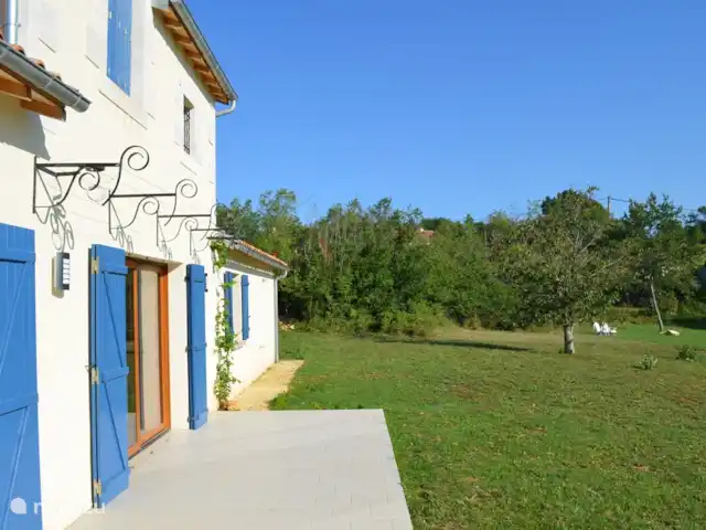 Location de Vacances France, Dordogne, Perigueux, maison de vacances - Maisonlagarde La terrasse et une partie du jardin.