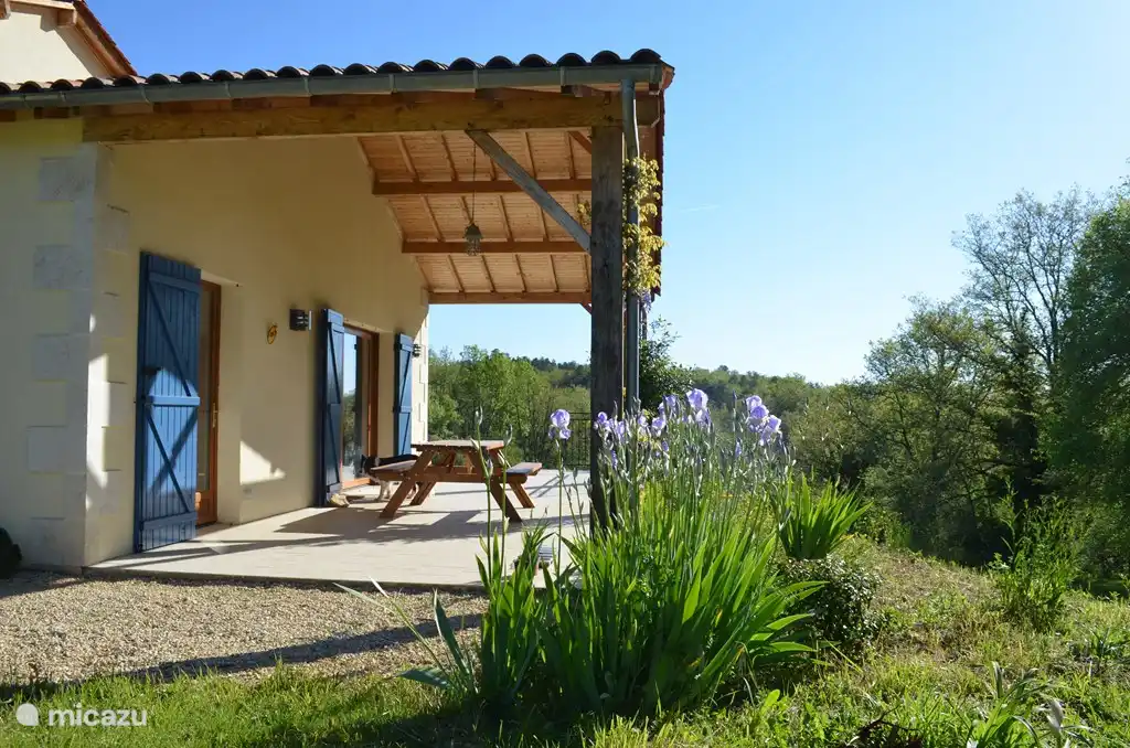 Die überdachte Terrasse. Ein geräumiger angenehmer Platz zum Sitzen.